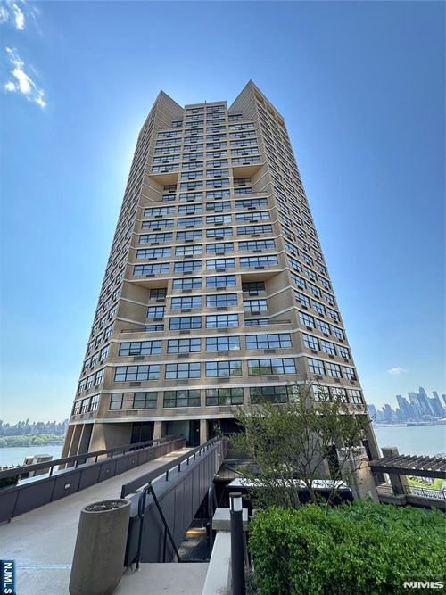 7002 Jfk Blvd E, Guttenberg, NJ, 07093 | Card Image