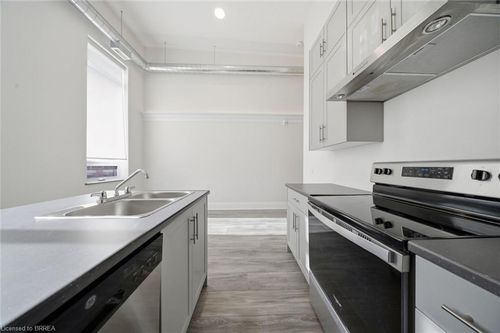 303-11 Queen St, Brantford, ON, N3T3B1 | Card Image
