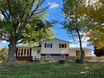 View of front of house featuring a front yard | Image 1