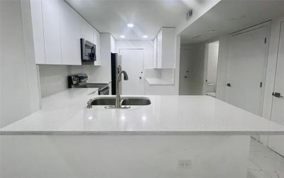 14C - 5555 Collins Ave, Condo with 1 bedrooms, 1 bathrooms and null parking in Miami Beach FL | Image 1