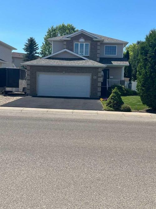 904 Spruce Way Se, Medicine Hat, AB, T1B4M7 | Card Image