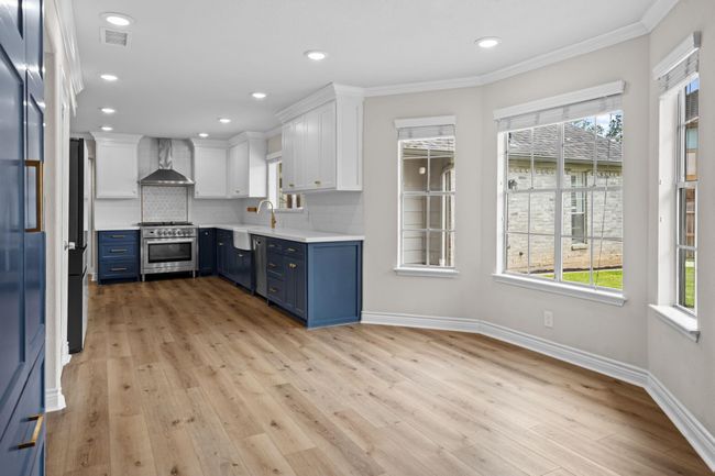 Breakfast area overlooks the back yard | Image 12