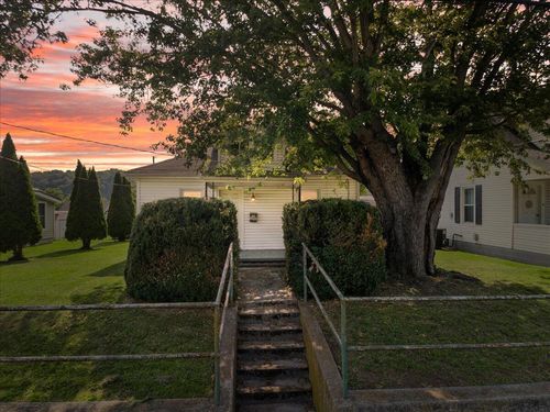 2209 W Main St, Radford, VA, 24141-1692 | Card Image
