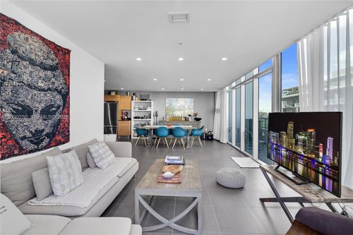 m0513-3301 Ne 1st Ave, Miami, FL, 33137-4106 | Card Image