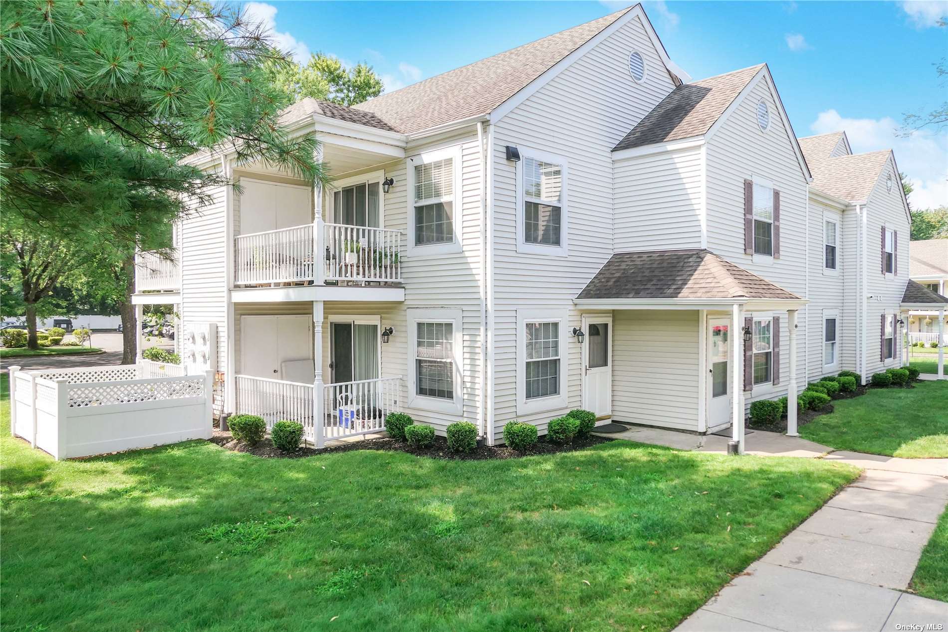 Fairview Cir, Middle Island, NY 11953
