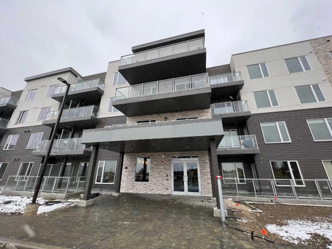 412 - 200 Shawnee Square Sw, Home with 3 bedrooms, 2 bathrooms and 1 parking in Calgary AB | Image 1