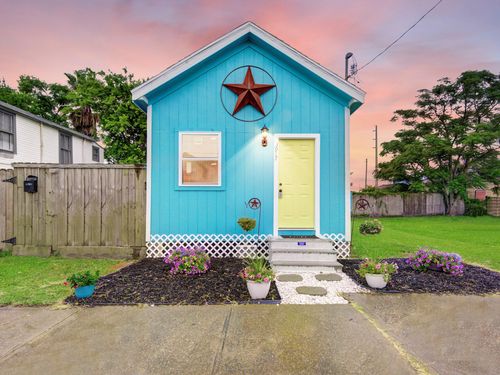 3917 Winnie St, Galveston, TX, 77550-1246 | Card Image