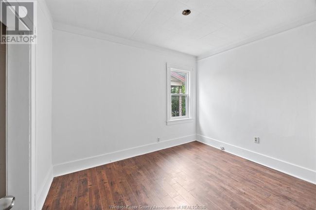1056 Shepherd St E, Home with 3 bedrooms, 2 bathrooms and null parking in Windsor ON | Image 8