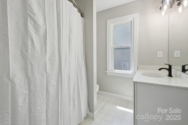 Upstairs hall bathroom | Image 27