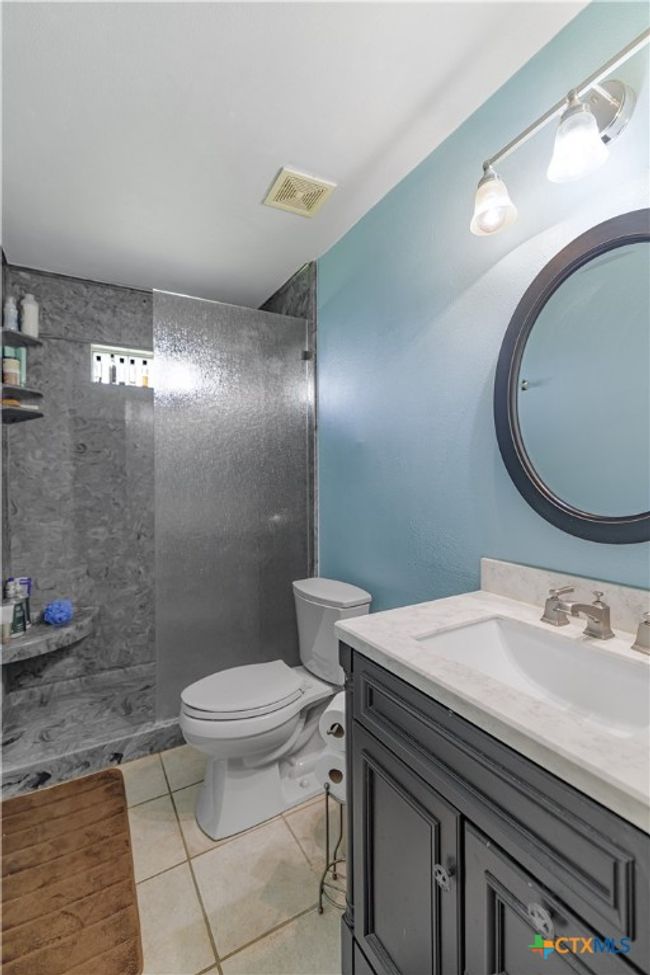 guest bath | Image 17