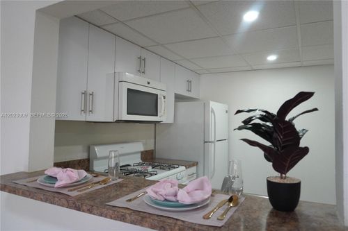 s204-17901 Nw 68th Ave, Hialeah, FL, 33015-3962 | Card Image
