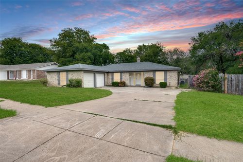 9704 Leland Ln, Benbrook, TX, 76126-3106 | Card Image