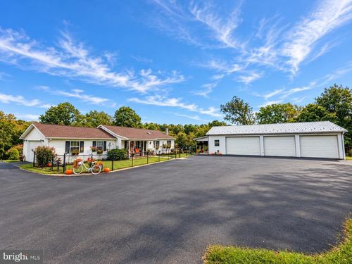 70 Apple Orchard Pl, BERKELEY SPRINGS, WV, 25411-4988 | Card Image