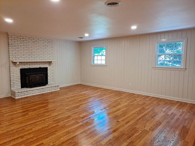 Lower Level Den | Image 26