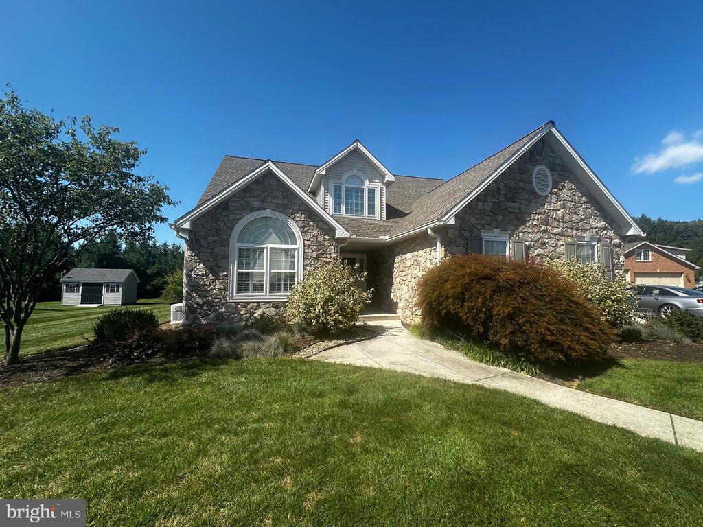 Alison Ave, Mechanicsburg, PA 17055