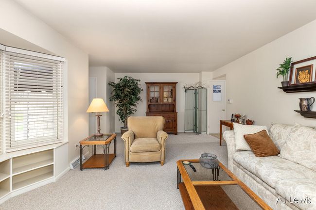 Living room w/bay window | Image 4