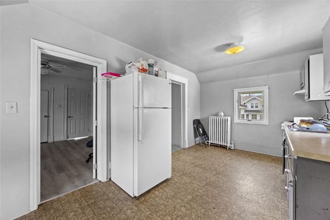 Upper unit kitchen | Image 19