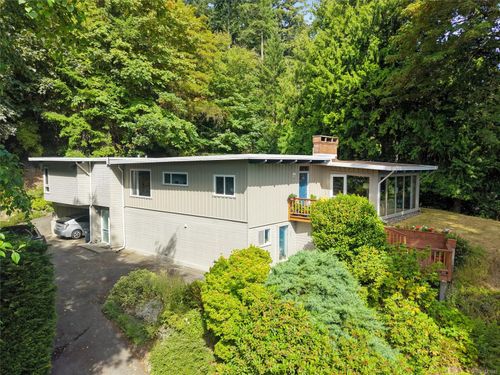 4902 Lochside Dr, Saanich, BC, V8Y2E6 | Card Image