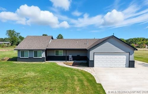 17065 Honeysuckle Ln, Claremore, OK, 74019-4292 | Card Image