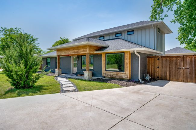 This homes has tons of upgrades! | Image 11