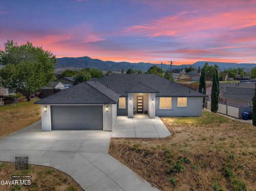 20112 Clubview Dr, Tehachapi, CA, 93561-8262 | Card Image