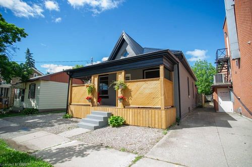 150 Pearl St, Brantford, ON, N3T3P4 | Card Image