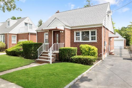 40 Pilgrim St, New Hyde Park, NY, 11040-3141 | Card Image