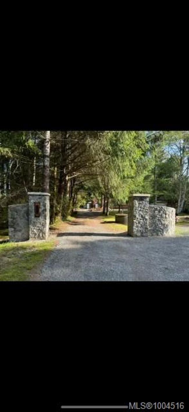 Cottage has been extensively updated. Ideal for family, rental or Airbnb. | Image 84
