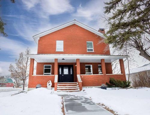 737 8 Ave, Wainwright, AB, T9W1B4 | Card Image