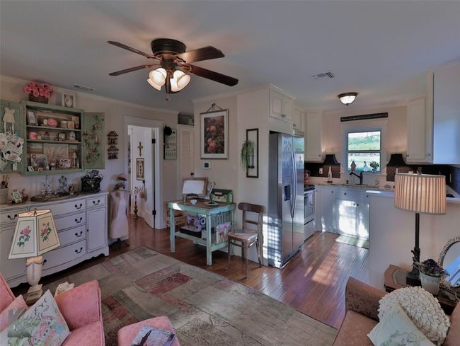 Guest house living area and kitchen | Image 31