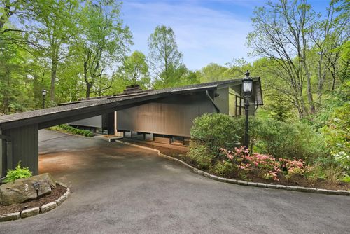 107 Middle Patent Rd, Bedford, NY, 10506-1517 | Card Image