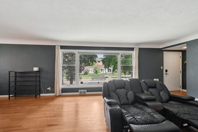 10-web-or-mls-Como Ave-1106-010.jpg | Image 7