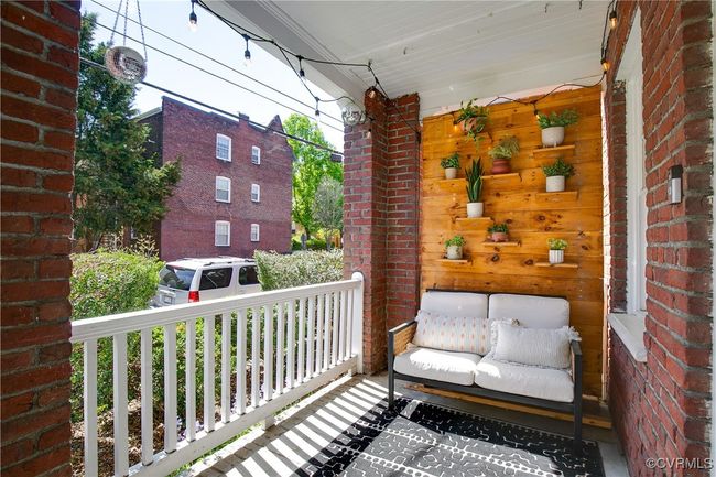 Front porch w/plant wall | Image 5