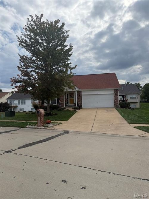 1069 Saratoga Springs Ct, Florissant, MO, 63034-3502 | Card Image