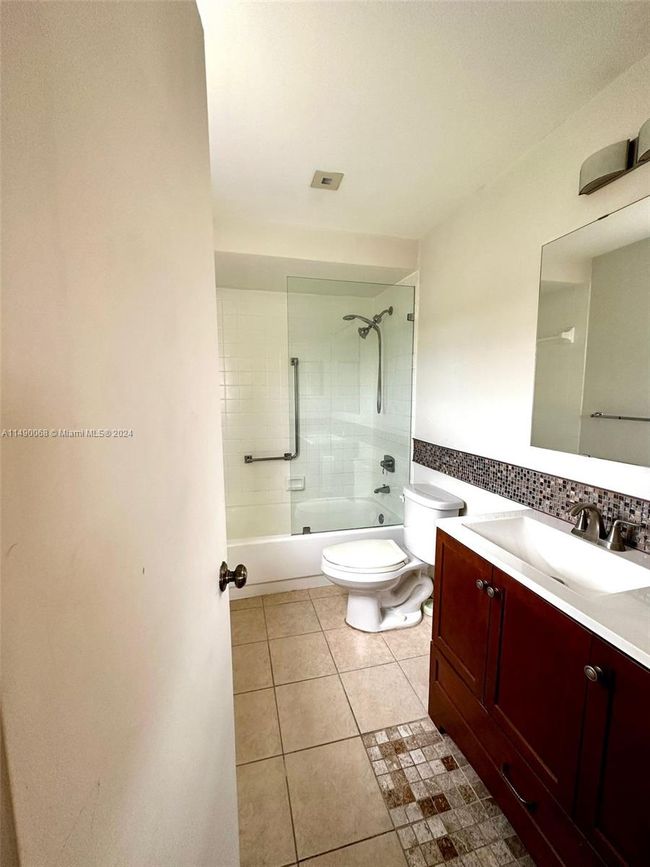 APT-5N - 480 Executive Center Dr, Condo with 2 bedrooms, 2 bathrooms and null parking in West Palm Beach FL | Image 14