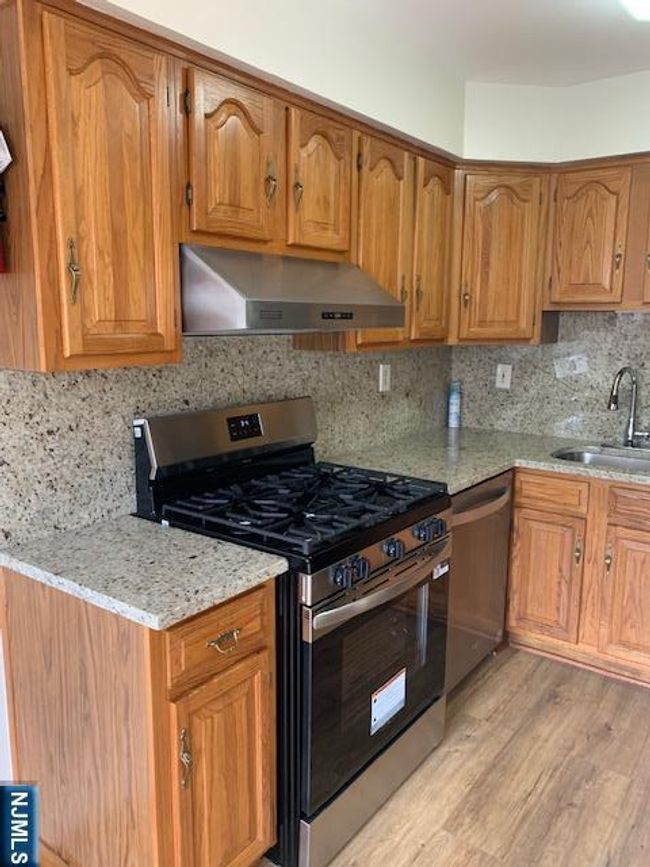 678 Broad St, Townhouse with 2 bedrooms, 3 bathrooms and null parking in Clifton NJ | Image 11