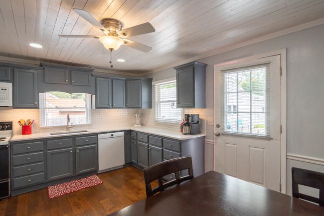 2142 Hawthorne Ln, House other with 3 bedrooms, 2 bathrooms and 12 parking in WAUKEGAN IL | Image 9