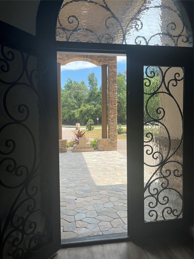 Entryway view to portecoche. | Image 10