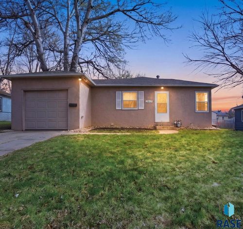 2917 E 18th St Street, Sioux Falls, SD, 57103 | Card Image