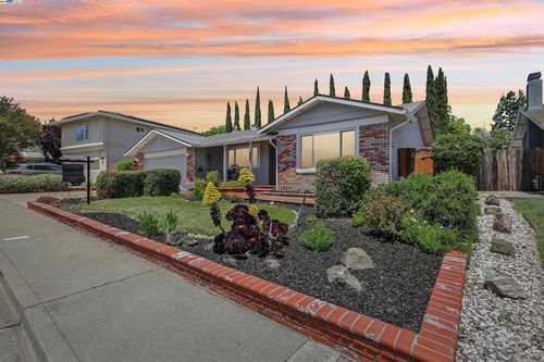 7527 Hillsdale Dr, Pleasanton, CA, 94588-3720 | Card Image