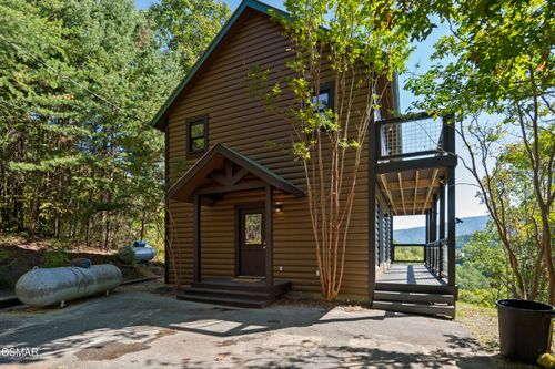 2526 Raccoon Hollow Way, Sevierville, TN, 37862-8178 | Card Image