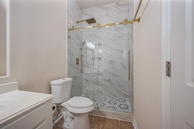Beautiful new luxury shower and fixtures | Image 28