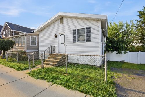 66 Calumet St, Revere, MA, 02151-2533 | Card Image