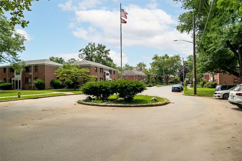 apt-d-31 Lawrence Dr, White Plains, NY, 10603-1335 | Card Image