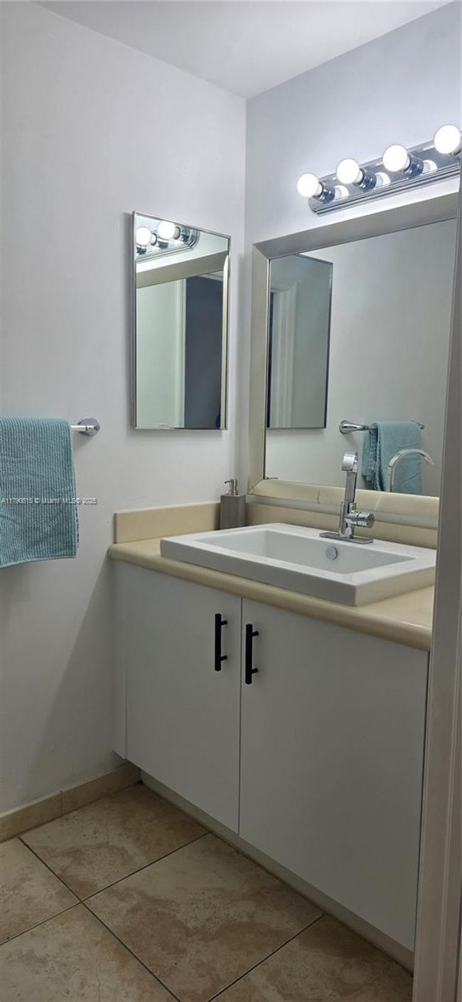 APT-1024 - 7900 Harbor Island Dr, Condo with 1 bedrooms, 2 bathrooms and null parking in North Bay Village FL | Image 26