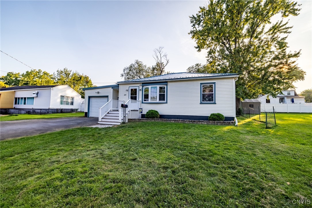 Ridge Ave, Liverpool, NY 13088