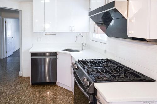 81-32 252nd Street, New York, NY, 11426 | Card Image