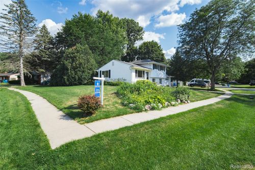 4580 Chadsworth St, Commerce Twp, MI, 48382-3802 | Card Image