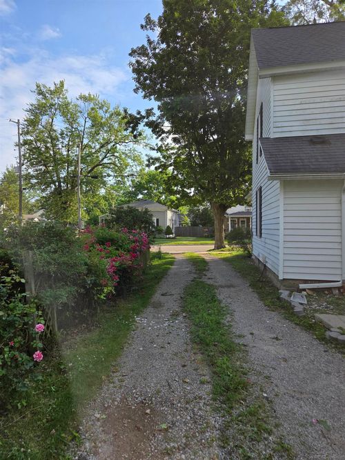 321 Lamson St, Grand Ledge, MI, 48837-1711 | Card Image