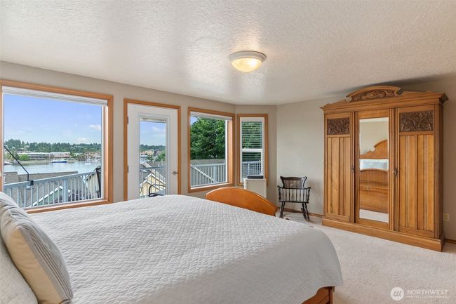 Not a bad view to wake to! Black out shades are included, if you don't want to see that glorious morning sun and Mt. Rainier view quite as early | Image 22